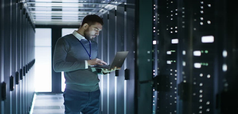 Especialista TI administrando infraestructura de servidores