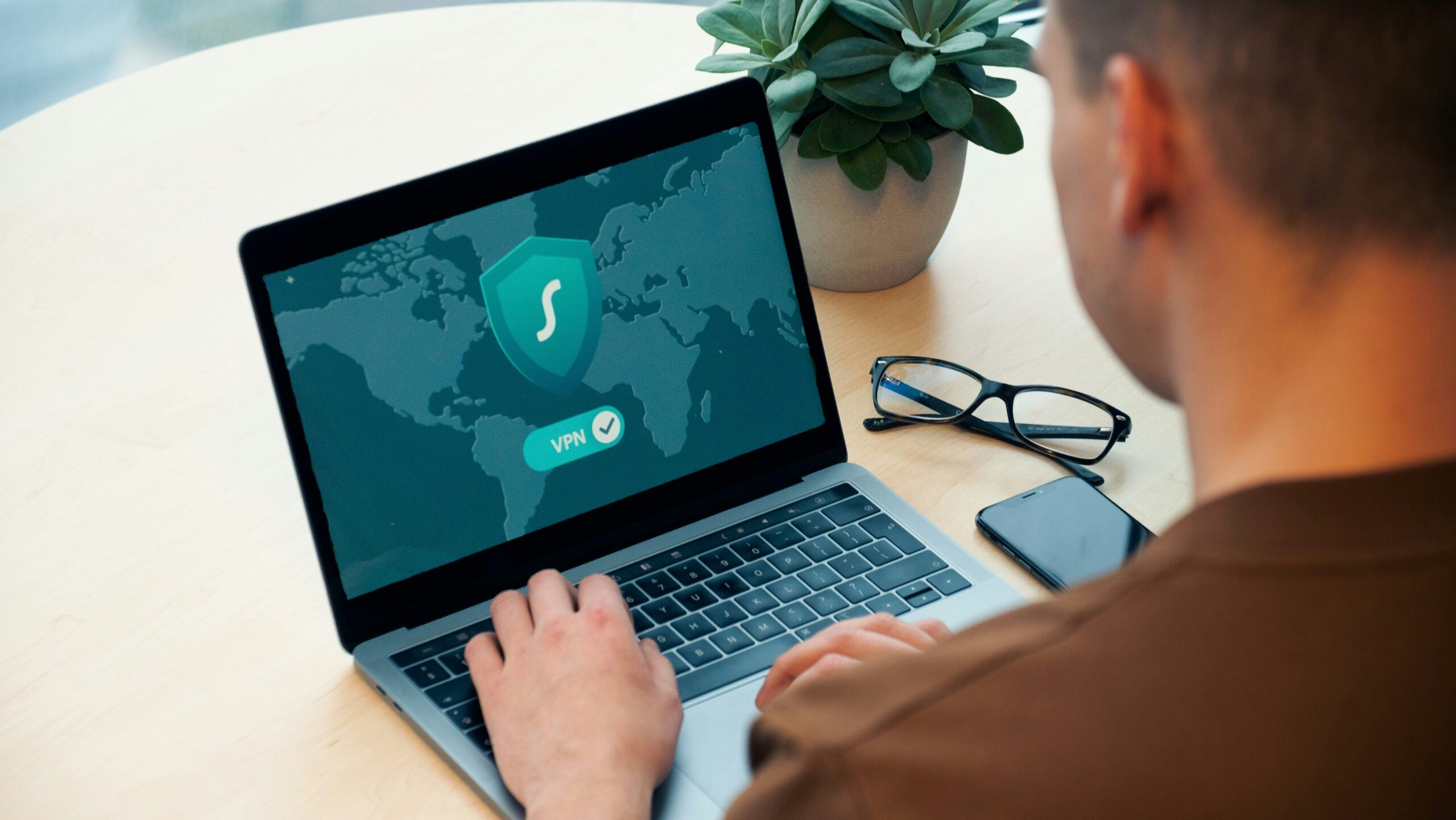 Usuario trabajando con una conexión VPN protegida
