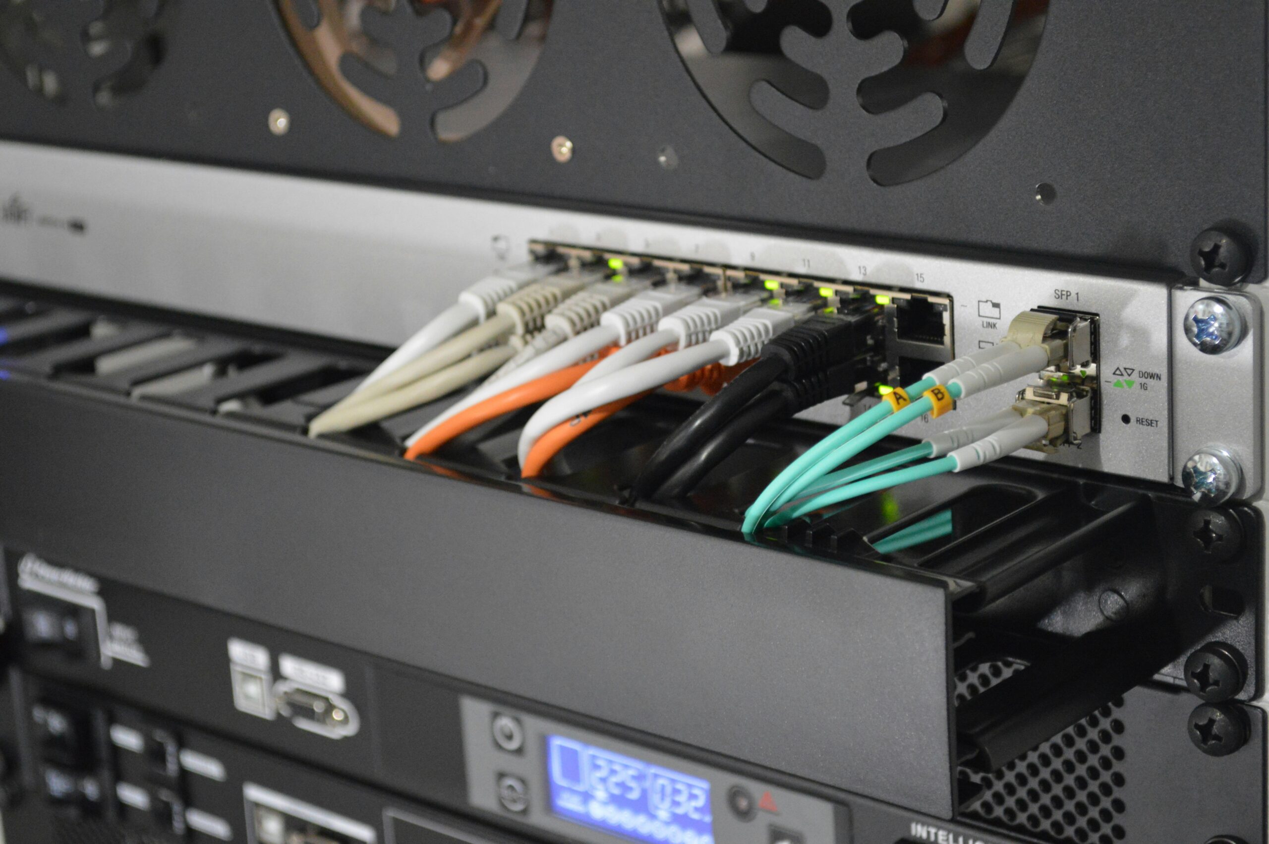 Switch de red empresarial con conexiones de cobre y fibra